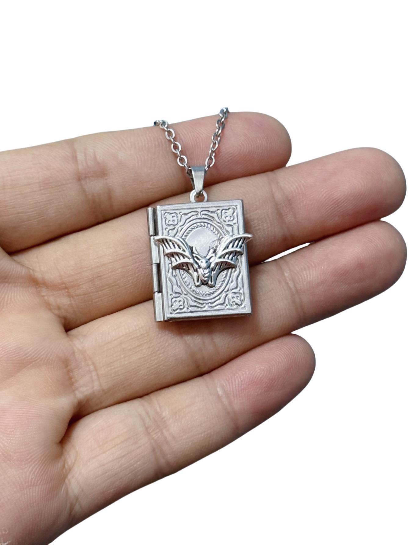 Gothic Book Animal Necklace, P - Vintage Fashion Books ulasan dan harga